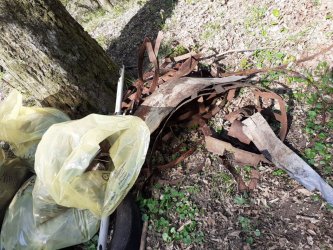 Aj toto je vizitka našich občanov a návštevníkov v lokalite Pod horou Aj toto je vizitka našich občanov a návštevníkov v lokalite Pod horou